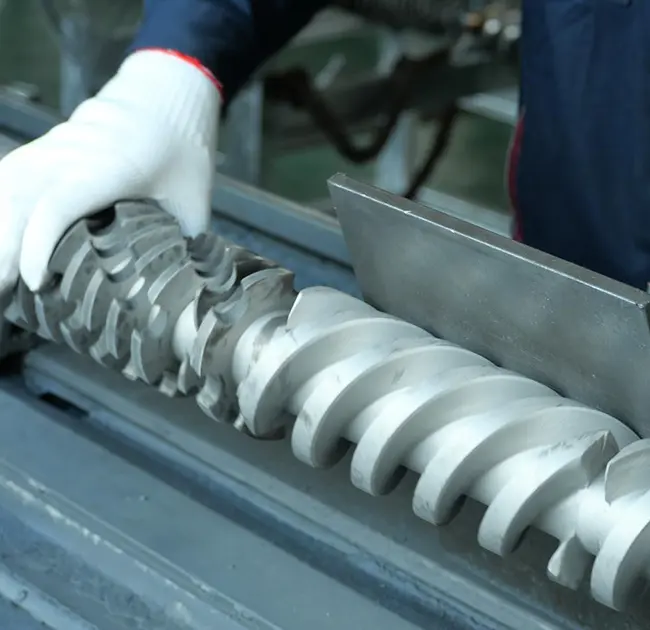 Per què apareixen línies negres repetidament a l'extrusora? Aquest article us ensenya com determinar ràpidament si és causat per un problema amb el canó o el cargol.